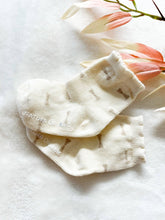Load image into Gallery viewer, Baby Socks (0-6m)- Tan/Bow Ties